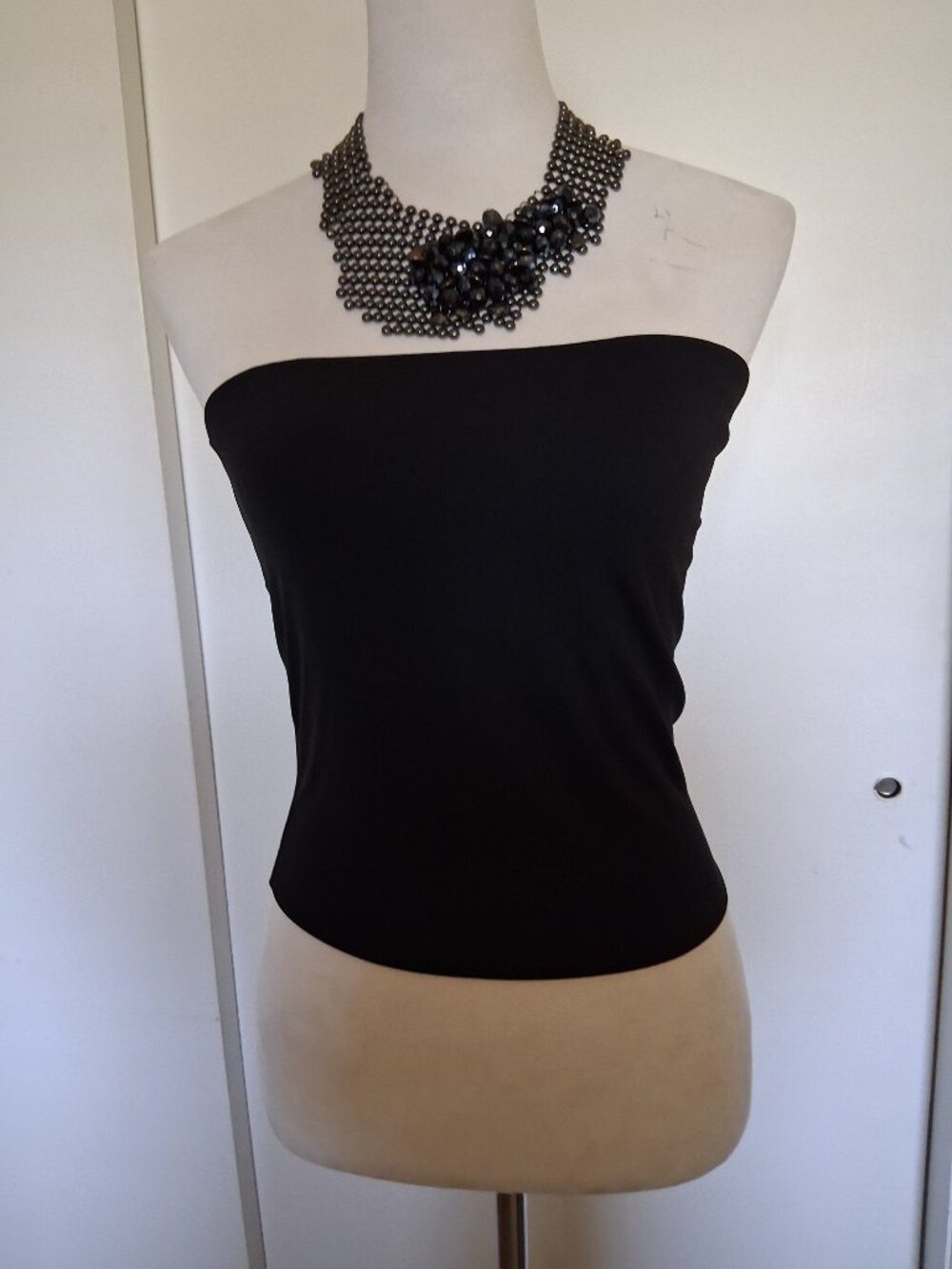 Classic black strapless tube top. Or bandeau top Form fitting Sleeveless Size M
